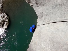 Canyoning pour nager, sauter, passer des toboggans, tyroliennes et rappels dans la Rivière Langevin à Saint-Joseph et dans les ravines des cirques de Cilaos, Salazie, et Mafate.