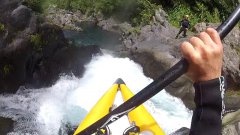 Kayak pour pagayer dans des rapides en eau-vive et sauter des chutes dans la Rivière Langevin et dans l'Est.