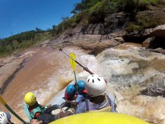 Rafting pour pagayer dans des rapides en eau-vive en équipe dans l'Est à la Rivière des Marsouins et la Rivière du Mat.