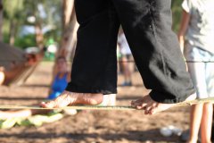 Slackline en équilibre sur une sangle tendue entre deux cocotiers sur la plage de Grande Anse ou de l'Étang Salé.